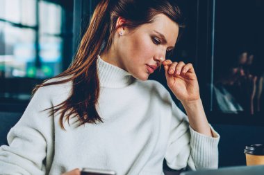 Bilgi paylaşımı için netbook üzerinde bluetooth uygulama yükleme güzel hippi kız akıllı telefon, kablosuz internet tarama yaparken Webinar dizüstü bilgisayarda izlerken Kafkas büyüleyici kadın