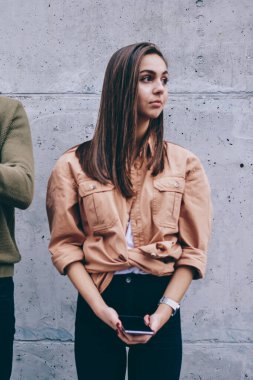 Uzakta iken duvarda duran sosyal ağlarda çevrimiçi iletişim konsantre erkek arkadaşı, hücresel tutan adam Internet bağımlısı ve becerikli alet aldırmamak konuşma arayan genç üzgün kadın