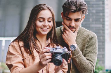 Genç çift fotoğraf makinesinde ücretsiz hobi birlikte açık havada, vakit onu erkek resimleri ekipman eğlence ve kentsel ayarı tarihte zevk için gösterilen neşeli hippi kız resimleri görüntüleme