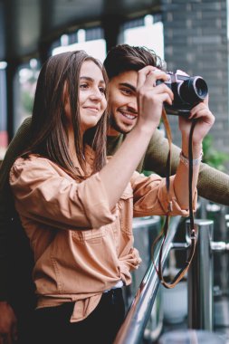 Erkek ve dişi hipster çift harcama zaman serbest zaman, yakışıklı adam romantik tarihte eğleniyor vintage fotoğraf makinesinde fotoğrafları yapma için kız arkadaşı öğretim sırasında fotoğrafları şehir yapma birlikte