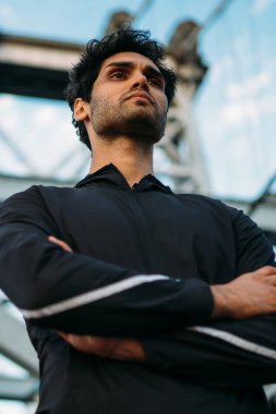 Beden eğitimi kasları için ciddi adam atlet açık havada duran ve gücü hakkında düşünme egzersiz için giyim erkek koşucu duygu sağlıklı yaşam tarzı ve yeni alıştırmalar üzerinde durulması konsantre