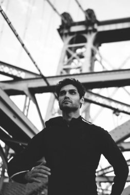 Genç kaslı adam açık havada, işlem çalışan zevk spor giyim boş zaman, güç ve sağlıklı yaşam konsepti üzerinde serbest zaman sırasında şehir köprüden koşu Avrupa Erkek atlet giymiş.