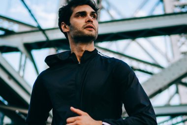 Kas jogger şehir köprüde sabah saat, aktif Avrupa Erkek atlet açık havada koşu ve uzak vücut gücü yapmak için zor kardiyo egzersizi sırasında seyir sırasında çalışan giyim spor