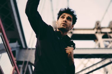 Kentsel ayarlama, Avrupa sporcu enerji ile boks yumruk sabah egzersiz açık havada sırasında pratik fiziksel egzersizleri yapıyor savaşmaya hazır getting eşofman giyen genç güçlü hipster