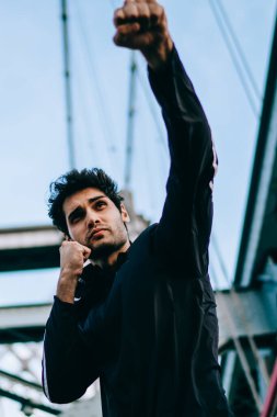 Championat güç uygulamak için hazırlanıyor Avrupa erkek boxer savaşçı açık havada, egzersiz vücut kasları sağlıklı yaşam tarzı ile ve enerji motivasyon - vücut geliştirme kavramı ile yumruklar