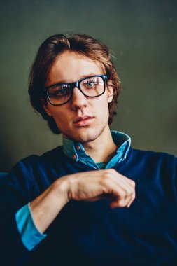 Vizyon koruması gözlüklü ciddi erkek serbest ressamın portresi çevrimiçi projeye odaklandı, düşünceli milenyum adamı kameraya bakıyor ve uzak iş için fikirler ve stratejiler düşünüyor.