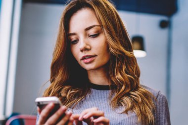 Konsantre kadın Kullanıcı okuma ciddi metin mesajı modern cep telefonu uygulaması ile çekici hippi kız e yazarak-posta sırasında iletişim ile sosyal ağlar üzerinden smartphone içinde takipçileri