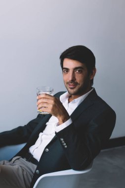 Teknoloji ve iletişim, portre pozitif gülümseyen Yöneticisi patron ile video konferans bekleyen Dizüstü aygıtı ile masaüstünde oturan su ile kamera ve holding cam bakarak kavramı