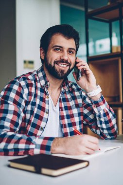 Cep telefonu uygulamasını kullanarak, uzak kapalı, modern cep konuşurken seyir mutlu genç hipster adam gülümseyen arkadaşlar için teknoloji ve iletişim arama ile pozitif sakallı adam