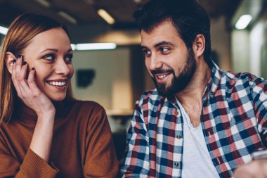 Masaüstü netbook oturan molası işten kafeteryada oturan dizüstü bilgisayarda iki mutlu genç serbest gösteren resim ve her ikisi de gözlerini kız arkadaşı arıyorum hipster adam gülüyor