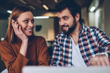 Masaüstü netbook oturan molası işten kafeteryada oturan dizüstü bilgisayarda iki mutlu genç serbest gösteren resim ve her ikisi de gözlerini kız arkadaşı arıyorum hipster adam gülüyor