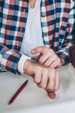 Erkek ve dişi vasıflı serbest bildirim modern smartwatch tatilinde, dizüstü bilgisayarlar ile çalışma kontrol fotoğraf kırpılmış, iki öğrenci bağlı kapalı oturan izleme gps