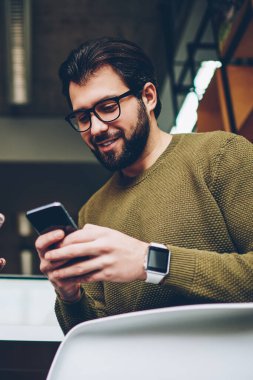 İki genç kaygısız Kullanıcı follovers telefonlar, yayın oluşturma ve sınıf otururken cep telefonları üzerinden bilgi arama hipsters öğrenciler ile sosyal ağ sohbet