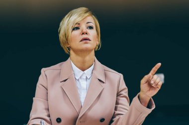 Not Defteri'nde aşağı kadın profesörü 50 yaşında yazma Semineri Üniversitesi'nde yürütülmesi sırasında yaşadı. Metin Not defterinde Office mali plan açıklayan sırasında dikkat çeken olgun iş kadını