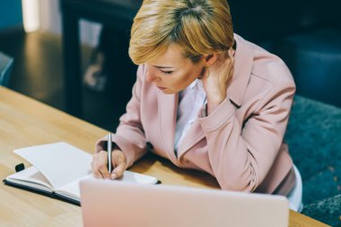Akıllı Olgun kadın Profesör Üniversitesi Semineri eğitim için hazırlanıyor metin notları aşağı yazma. Kadın girişimci 50 yaşında kayıt bilgi dizüstü compute çalışma Not defteri