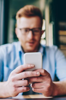 Modern smartphone aygıt tutarak ve yazarak seçici odak adamın elleri mesaj sosyal ağlar 4 g kullanarak online sohbet internet. Telefon hakkında bilgi ararken hipster blogger