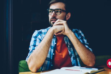 Düşünceli erkek okuyucu içinde optik gözlük uzak edebiyat arsa üzerinde düşünürken okul sırası vasıl ders kitabı arıyorum. Düşünceli öğrenci kapalı alan coworking oturan fikirler üzerinde durulması