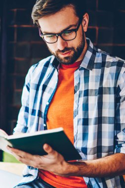 Zeki öğrenci gözlük vizyon düzeltme Üniversitesi'nde yaklaşan sınavlar için hazırlanıyor edebiyat kitap okuma yoğunlaştı. Dalgın akıllı genç adam boş vaktinizi en çok satanlar