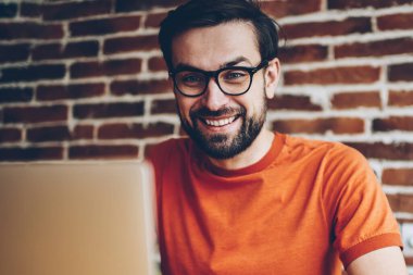 Mutlu erkek blogger ilginç eğitsel online modern dizüstü bilgisayar izlerken heyecanlı. Takipçileri için 4 g bağlı dijital Netbook yeni yayın hakkında sohbet olumlu hipster adam hayran