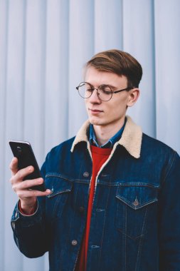 Genç hipster blogger posta denetleme ve takipçileri smartphone ücretsiz 4 g internet bağlantısı kullanma sosyal ağ ile mesajlaşma. Genç online telefon ayakta kentsel ortamda sohbet