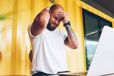 Dizüstü bilgisayar, uzak iş görev üzerinde serbest çalışma ile sorun çözme hakkında üzgün duygusal adam duygu baş ağrısı üzerinden ev ödevi yaparken hayal kırıklığına erkek öğrenci yazılım hataları hakkında endişeli