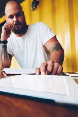 Ciddi hipster adam dijital tablet bilgi analiz uygulaması güncelleştiriliyor ağ, düşünceli erkek serbest meslek için Taşınabilir PC'de yeni online proje acil düğmesi için fikir üzerinde şaşkın