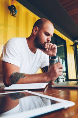 Masaüstü dizüstü bilgisayar, netbook kapalı yoluyla serbest çalışma çözümler üzerinde şaşkın şaşkın adam oturuyor fikir üzerinde durulması ev ödevi görevi yapmaya konsantre düşünceli erkek öğrenci