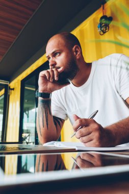 Dizüstü bilgisayar, ağ planlama yapma bilgileri analiz ciddi bin yıllık erkek blogger kullanarak serbest çalışma yayın için fikir düşünce sakallı hippi adam konsantre