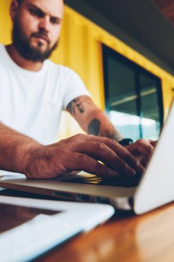 Dizüstü bilgisayarda yazarak kodlama üzerinde konsantre yetenekli erkek programcı resim kırpılmış, Erkek tarih seçici odak eller klavye netbook, bulanık adam serbest online çalışma yayınında