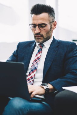 Modern lapto bilgisayarda çalışan ve 4 g üzerinden posta kontrol formal giyim konsantre olgun girişimci Internet. Kendine güvenen gurur CEO'su 50 yaşında arama Web sitesinde bilgi modern netbook üzerinde