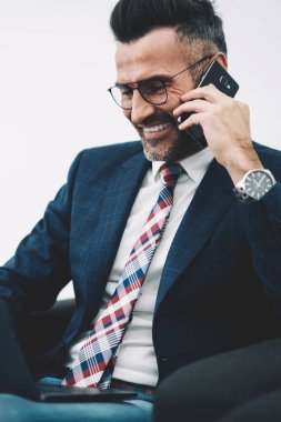 Akıllı telefon yolu ile radyo 4 g laptop para ödeme online yaparken sırasında gülüyor takım elbiseli olumlu zengin işadamı Office Internet. Gurur CEO'su çalışma netbook, Olgun