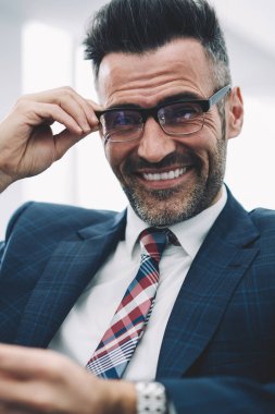 Mutlu başarılı iş adamı 50 yaşında kameraya gülümseyen smartphone online ödeme yapmadan yarım uzunluk portre. Elinde modern telefon ile resmi aşınmaya olumlu gurur ceo