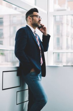 Başarılı olgun girişimci ciddi iş konuşmayı Smartphone'da formal giyim giymiş. Kendine güvenen gurur CEO'su 50 yaşında modern telefon ayakta Office arama durulması