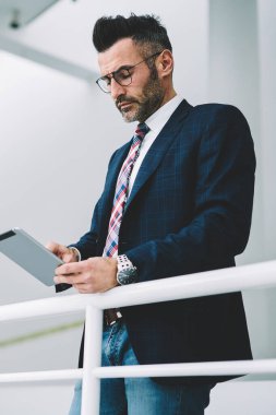 Web sitesinde modern dokunmatik yüzey yolu ile 4 g internet bağlantısı ayakta kapalı şirkette finans haberleri okuma dalgın orta yaşlı icra müdürü. Olgun tüccar tablet banka hesabınızı kontrol