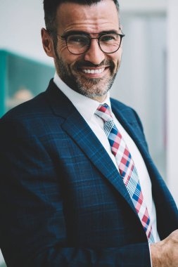 Yarım uzunluk portre resmi başarılı olgun işadamı giymek dokunmatik yüzey 4 g internet bağlantısı üzerinden ücret tahsil online yaparken kameraya gülümseyen. Tablet ile müreffeh gurur ceo