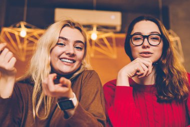 Öğrenme süreci ile gülümseyen yaratıcı kız öğrenci kameraya bakarak kolayca birlikte ödev Tamamlanıyor office coworking içinde öğrenme zevk neşeli hippi kız portresi, memnun