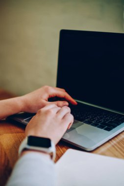 Bilgi aramak ve boş ekranda web sitesini taramak için dizüstü bilgisayar kullanan serbest kadın resminin kırpılması, kafede öğrenmek için netbook uygulaması kullanan kadın.