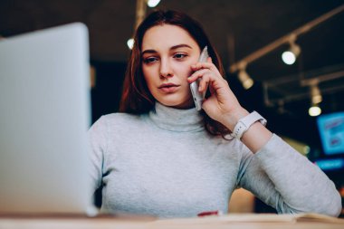 Müşteriler destek hizmeti için koruma netbook bilgisayar yazılımı, virüsten koruma programı güncelleştirme için aradım dalgın genç kadın konsantre kadın doğrulayan rezervasyon otel cep üzerinde konuşmak web sayfasında