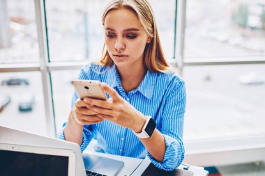 Office, çevrimiçi yapma işlem bankacılık için smartphone uygulama kullanarak işkadını vakit ise smartphone manifatura geribildirim e-posta kutusunu kontrol ciddi kadın girişimci