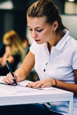 Zeki kadın çizim programı proje görev oluşturma, cetvel ile grafik planı hazırlanması alan coworking içinde netbook ile masada oturan yetenekli kadın mimar düzenlemek için planlama konsantre