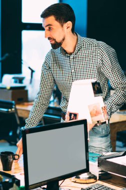 Profesyonel erkek koç görev eğitim ve ortak projesinde ofis iç çalışma süreci tartışıyor iki öğrenci açıklayan. Genç adam mimar yaratıcı kadın tasarımcılar ile işbirliği