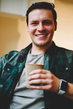 Neşeli genç adam ağ telefon, müreffeh erkek blogger takipçileri smartphone üzerinden sohbet için iyi Wi-Fi bağlantısı ile kafeteryada oturan eğlence üzerinde favori kahve zevk