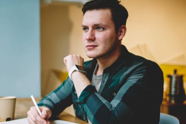 Not Defteri'nde, masaüstü Kırtasiye ve kağıtları ile oturma alanı coworking ödev proje yapıyor akıllı erkek öğrenci metin yazma makale oluşturma için fikir düşünüyorum yetenekli hipster adam