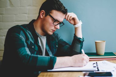 Ev ödevi görevi için problem çözme düşünceli zeki öğrenci öğrenme, zeki hipster adam için bilgi ve accountings gazetelerde analiz kurs proje planı oluşturma konsantre
