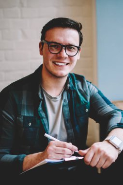 Online dil kursu, uzaktan çalışma yayın için fikir belirterek müreffeh erkek freelancer için wifi kullanarak alanı coworking eğitim zevk gözlük neşeli hipster adam portresi