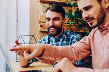 Oranları, kendi web sayfalarının Netbook, göz web sayfasında yetenekli adam meslektaşı ile danışmanlık dizüstü bilgisayardaki uygulama hata gösteren işaret müreffeh erkek serbest memnun