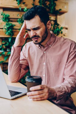 Dizüstü bilgisayar, kredi online bankacılık ile sorun çözüm üzerinde durulması genç hipster adam duygu baş ağrısı posta okuma projesinin son başvuru tarihleri ile vurguladı yorgun hayal kırıklığına erkek öğrenci