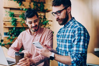 Hayal kırıklığına erkek BT geliştiricileri vurguladı teknolojisiyle mesafe iş için genç hipster çocuklar kötü haber ile telefonla rezervasyon ve çözüm tartışırken yapmak rahatsız uygulama sorunu ile