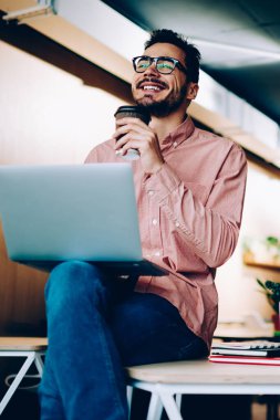 Neşeli rüya gibi adam başarılı hakkında arkadaşları telefon bilgileri, araştırma için genç telefon görüşmesi sırasında çalışma işlemi sırasında bu netbooks ile programlama geliştiriciler düşünme kariyer