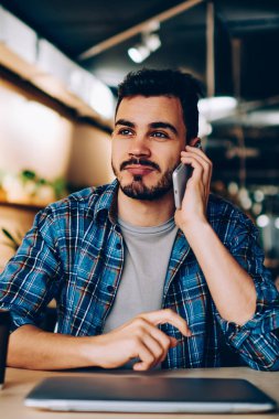 Genç hippi, kahve molasında otururken ucuz cep telefonu tarifeleri kullanarak arkadaşını arıyor. Üniversite kafeteryasında boş zamanlarında yakışıklı bir erkek öğrenci telefon görüşmesi yapıyor.